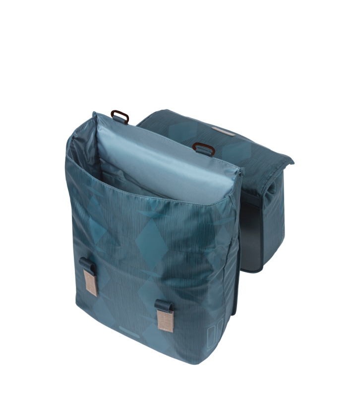 Taskesæt (blue) fra Basil model Elegance.   Materiale af 100 % genanvendt PET (plastikflasker) Vol. 40-49 L og med rem-montering (taskebro)